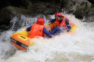 利川佛宝山大峡谷漂流